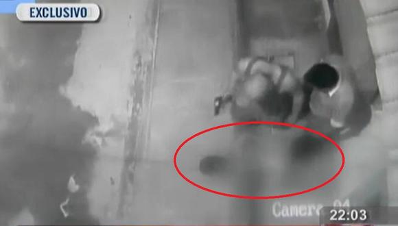​Piura: Sujeto armado golpea brutalmente a joven desnuda en plena vía pública (VIDEO)