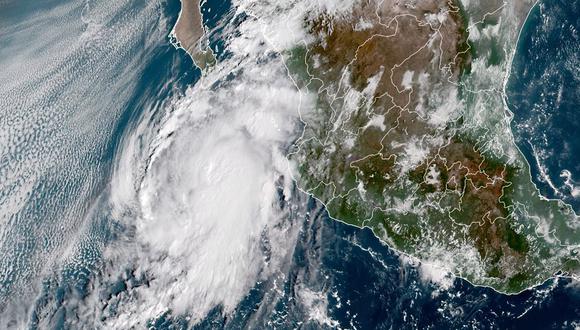 Por la mañana del lunes, es probable que el fenómeno toque tierra en Lázaro Cárdenas, Michoacán, y ya en territorio se convertirá en tormenta tropical. (Foto referencial: Jose ROMERO / RAMMB/NOAA/NESDIS / AFP)