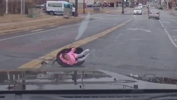Bebé sale de un vehículo en movimiento en Estados Unidos (VIDEO)