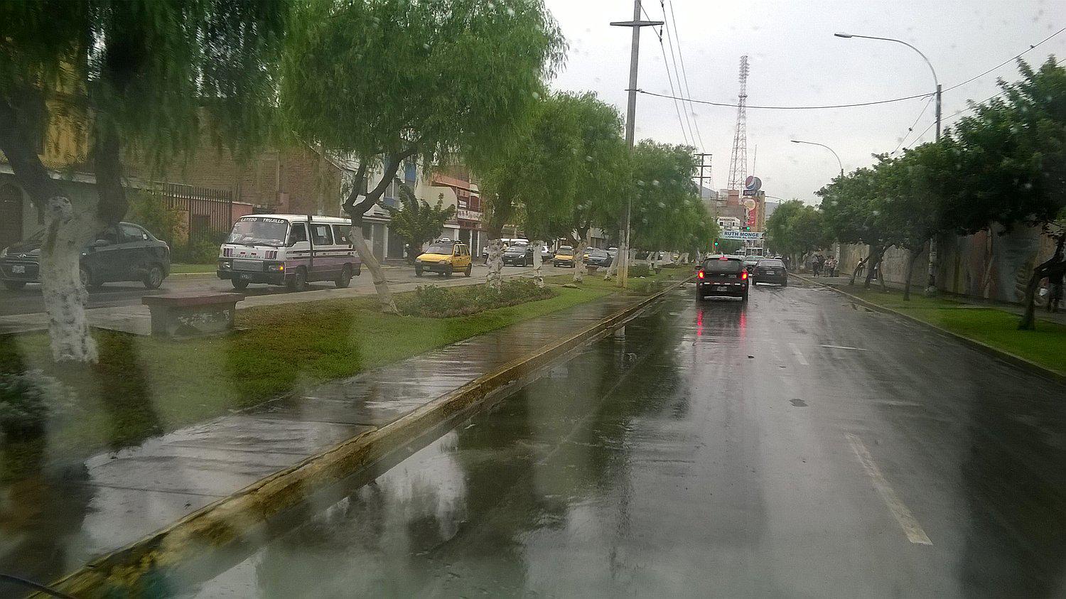 Trujillo: Torrencial lluvia sorprende a trujillanos (VIDEO)