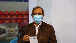 Alcalde de Miraflores, Luis Molina, fue vacunado contra la COVID-19 con la primera dosis de Pfizer