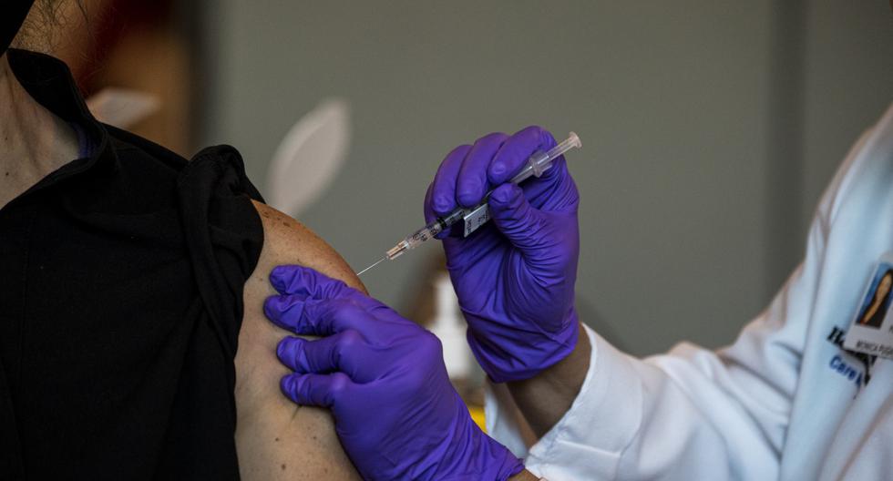 Una persona recibe la vacuna contra el coronavirus de Pfizer y BioNtech, el 14 de diciembre de 2020. (CHANDAN KHANNA / AFP).