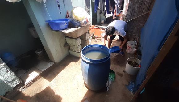 Vecinos afectados por aniego de desagüe tuvieron que retirar las aguas servidas de sus viviendas.