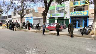 Cuadrillas del Ejército barren polvo que quedó tras las lluvias en calles de Chiclayo