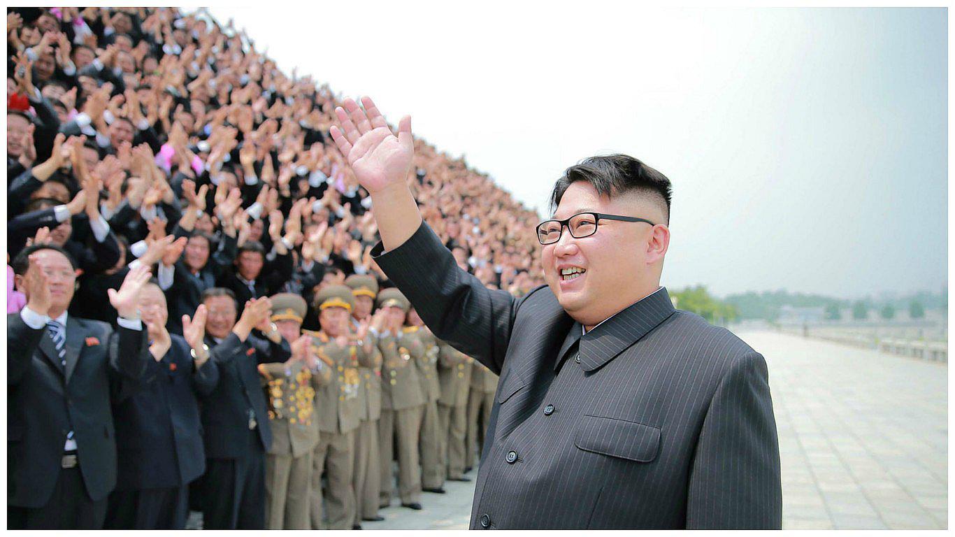 Corea del Norte: Kim Jong-un posa con protagonistas del ensayo de misiles