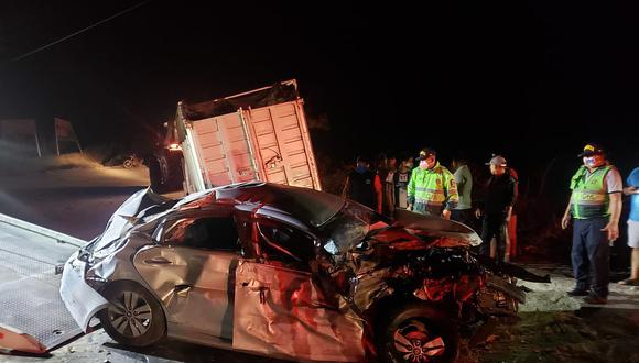 Choque entre un camión y un automóvil deja tres heridos 