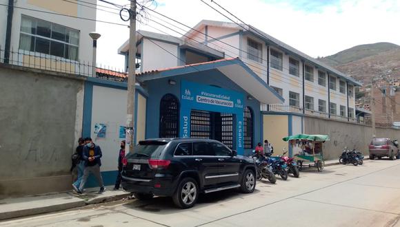 Ambientes de colegio Leoncio Prado seguirán funcionado como vacunatorios/Foto: Correo