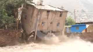 Chosica: preciso momento en que casa de tres pisos se desploma sobre el río Rímac (VIDEO)
