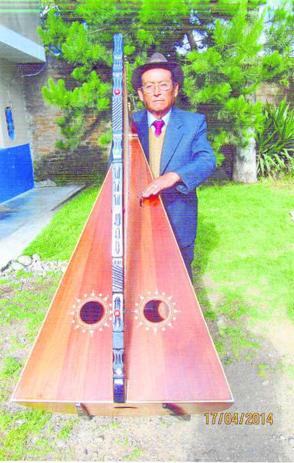 Camilo: arpista constante y cachinero de antigüedades