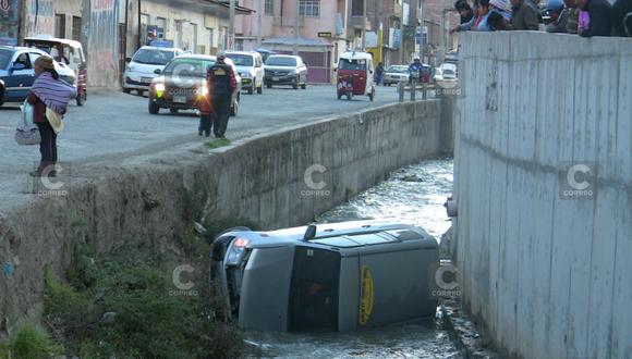 Chofer deja estacionado su auto y éste termina en el río 