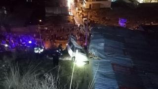 Auto se despista más de 80 metros y colisiona contra vivienda en Huancavelica