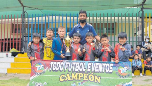 Pequeños fueron premiados por su esfuerzo. La Federación Peruana de Fútbol anuncia el desarrollo del torneo de menores Sub-13 a desarrollarse en la ciudad de Arequipa. (Foto: Cortesía)
