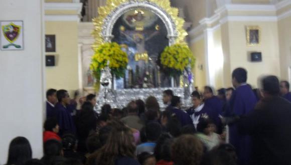 Señor de los Milagros inicia su recorrido por calles de Tacna