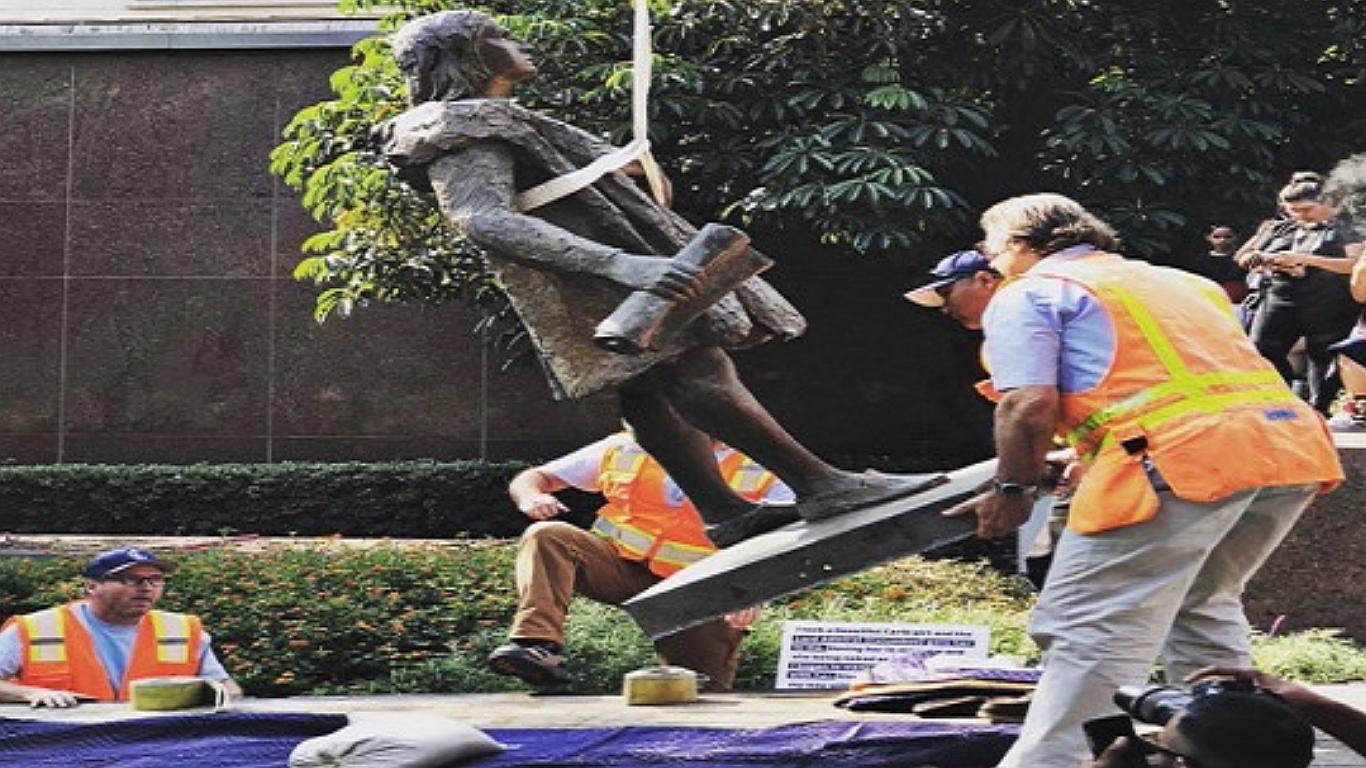 Retiran estatua de Cristóbal Colón en Los Ángeles por provocar el "mayor genocidio de la historia" (VIDEO)