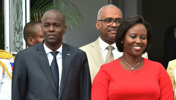 El presidente de Haití Jovenel Moise (izq.) y la primera dama Martine Moise son vistos en el Palacio Nacional en Puerto Príncipe, el 23 de mayo de 2018. (HECTOR RETAMAL / AFP).