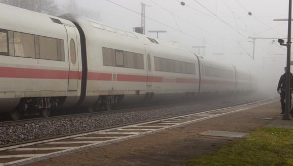Un tren de alta velocidad ICE es visto en la estación de tren de Seubersdorf, en el sur de Alemania, el 6 de noviembre de 2021, luego de que varias personas resultasen heridas en un ataque con cuchillo al tren.. (Foto: AFP)
