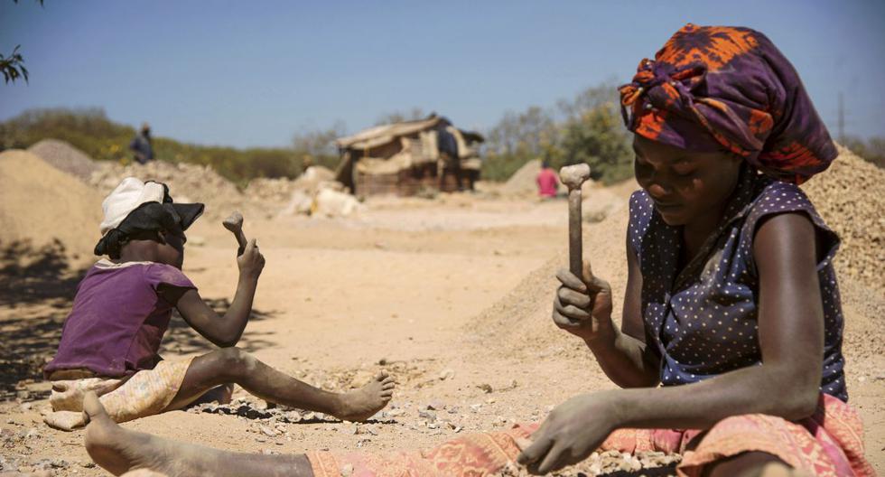 Una niña y una mujer trabajan en las extracción del cobalto en Congo. (Foto:  AFP)
