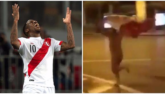 Hincha peruano corre totalmente desnudo con la bandera nacional celebrando clasificación (VIDEO)