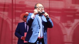 Abuchean a alcalde Omar Candia en fiestas de Arequipa