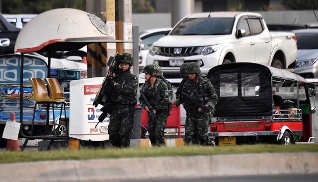Soldados se encuentran fuera del centro comercial, mientras siguen las investigaciones sobre este tiroteo "sin precedentes" en Tailandia. (AFP).
