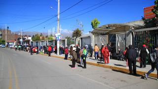 Huancayo: Adultos mayores hacen interminables colas por la vacuna contra la COVID-19 (VIDEO)