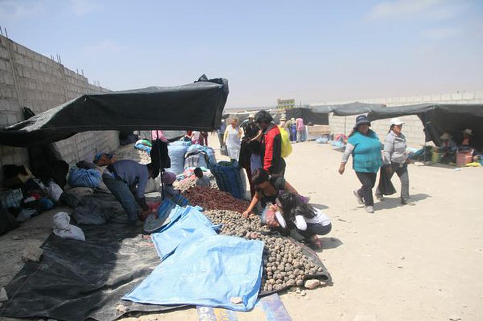 Feriantes se instalan en medio de la basura del cerro Intiorko