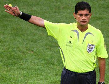 FIFA prolonga experimento con dos árbitros asistentes adicionales