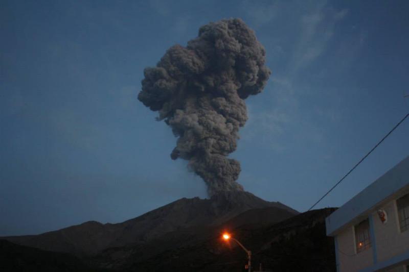 Volcán Ubinas continua lanzando cenizas