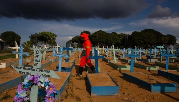 El promedio diario de muertes en la última semana se situó este jueves en 1.441, el menor nivel registrado en el país desde inicios de abril. (Foto: MICHAEL DANTAS / AFP)