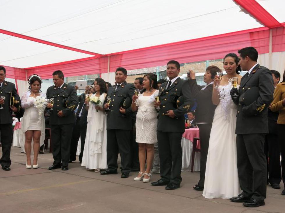 Se juran amor eterno en matrimonio masivo policial (VIDEO)
