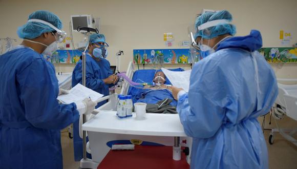 Imagen referencial. Personal médico de la Unidad de Cuidados Intensivos (UCI) del hospital "Los Ceibos", de la ciudad portuaria de Guayaquil, trabajan con pacientes contagiados con COVID-19. (EFE/Mauricio Torres).