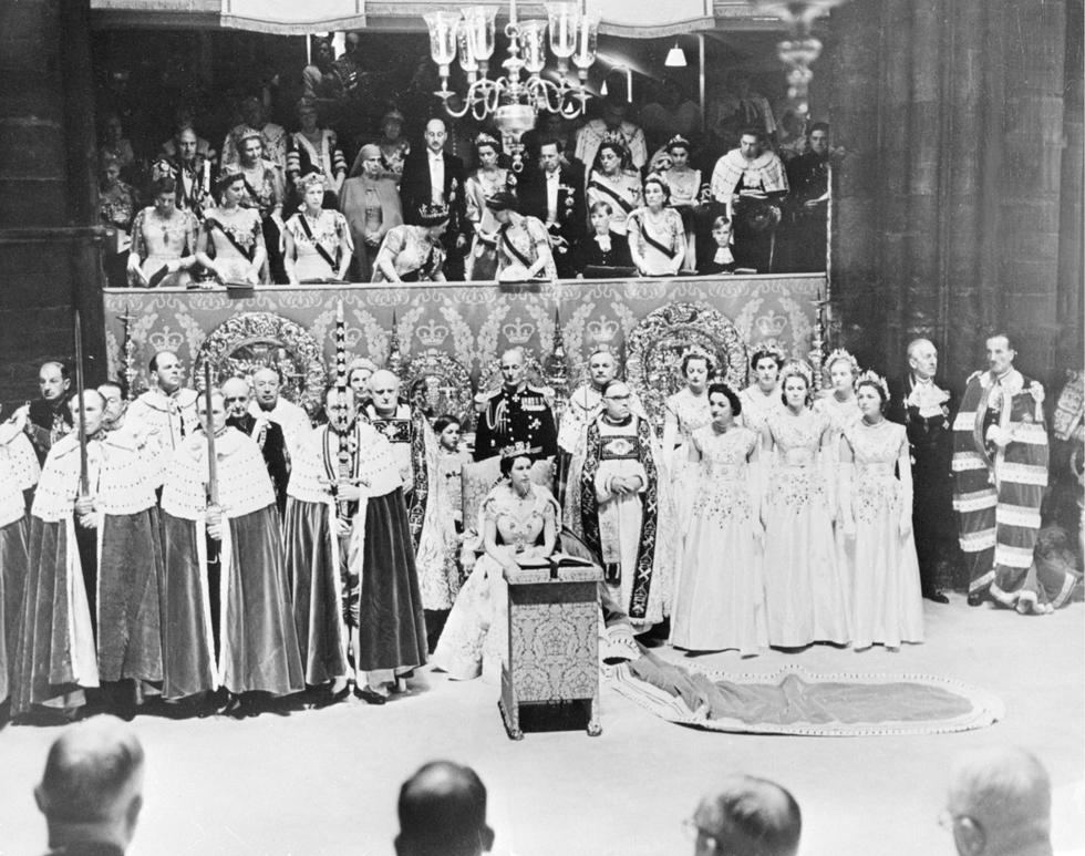 En esta foto de archivo tomada el 2 de junio de 1953, la reina Isabel II de Gran Bretaña (C) se sienta en la Abadía de Westminster, el día de su coronación en Londres. (Foto: INTERCONTINENTALE / AFP)
