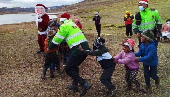 Llevan alegría a niños que viven en las alturas de la región Huancavelica.