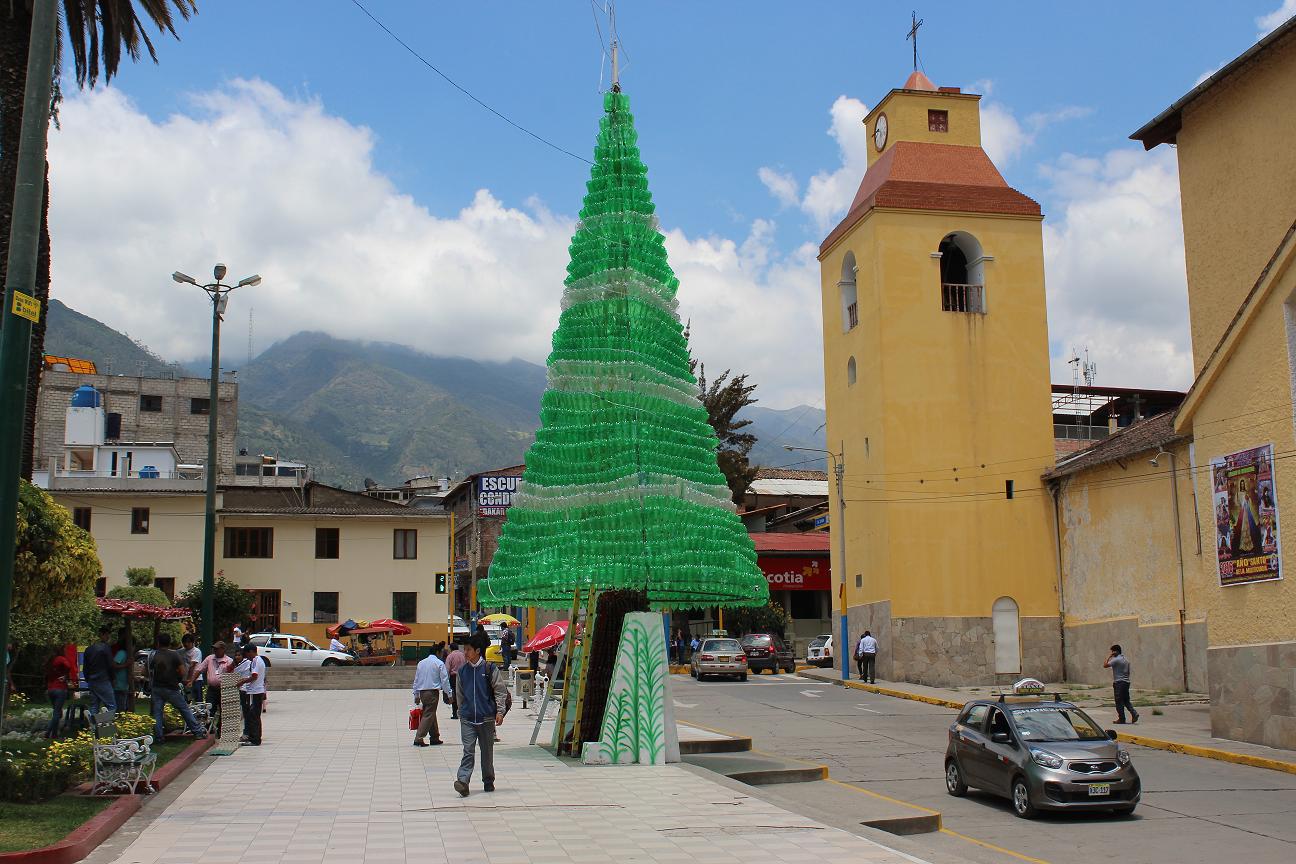 Apurímac: Elaboran árbol navideño con más de 4 mil botellas plásticas recicladas 