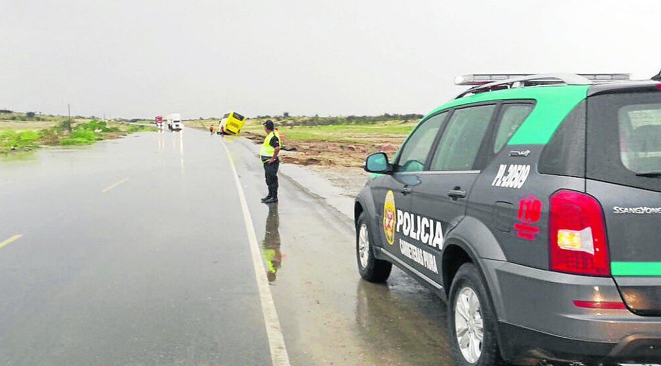 Chiclayo: Bus interprovincial cae en badén y pasajeros salvan de morir