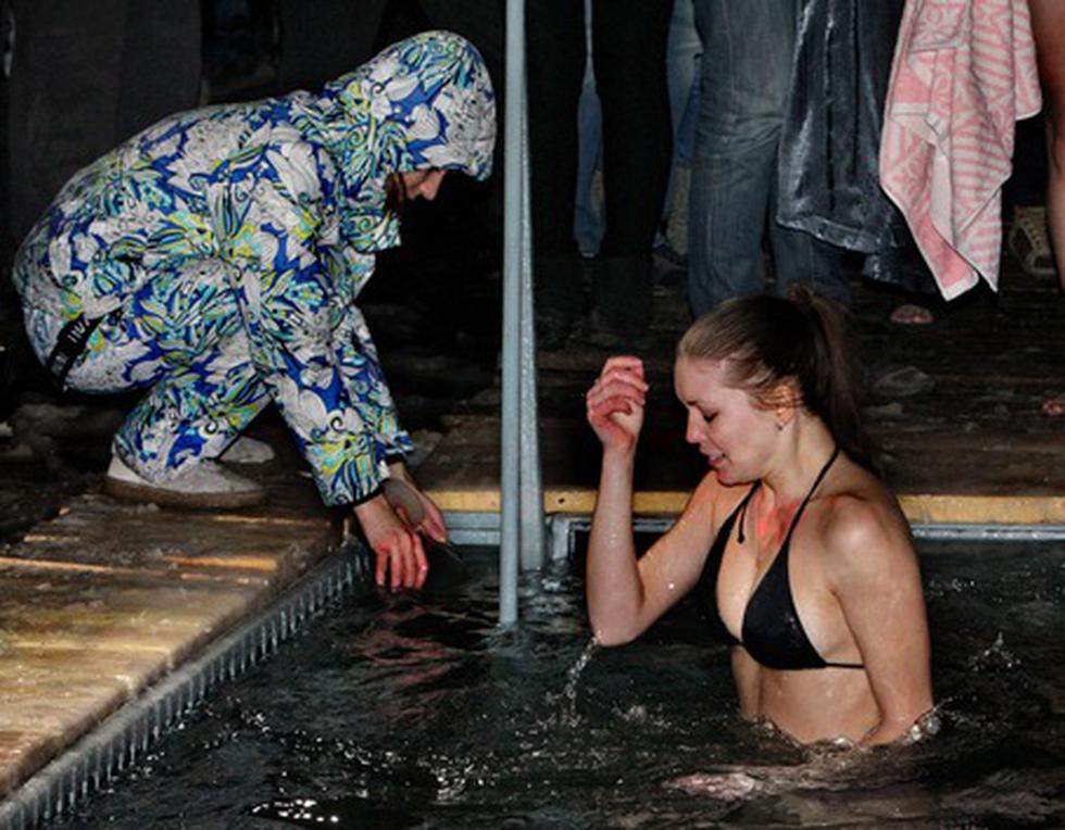 Rusos celebraron la Epifanía con baños en agua helada (FOTOS)