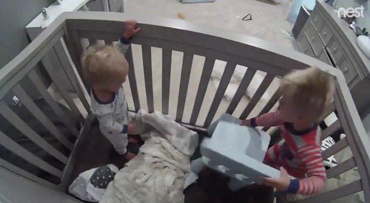 Facebook: Niño enseña a su hermano a escapar de su cuna de ingeniosa manera (VIDEO)