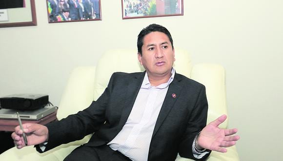 El secretario general de Perú Libre señaló que su agrupación sigue “del lado del pueblo”. Más temprano había informado que no darán el voto de confianza.