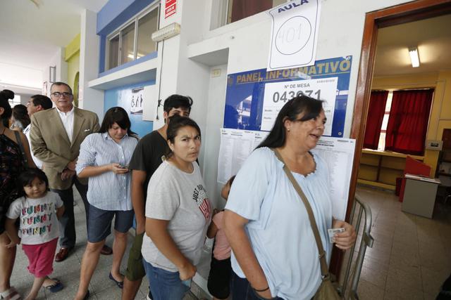Pedro Olaechea acude a votar. Fotos: Francisco Neyra/GEC