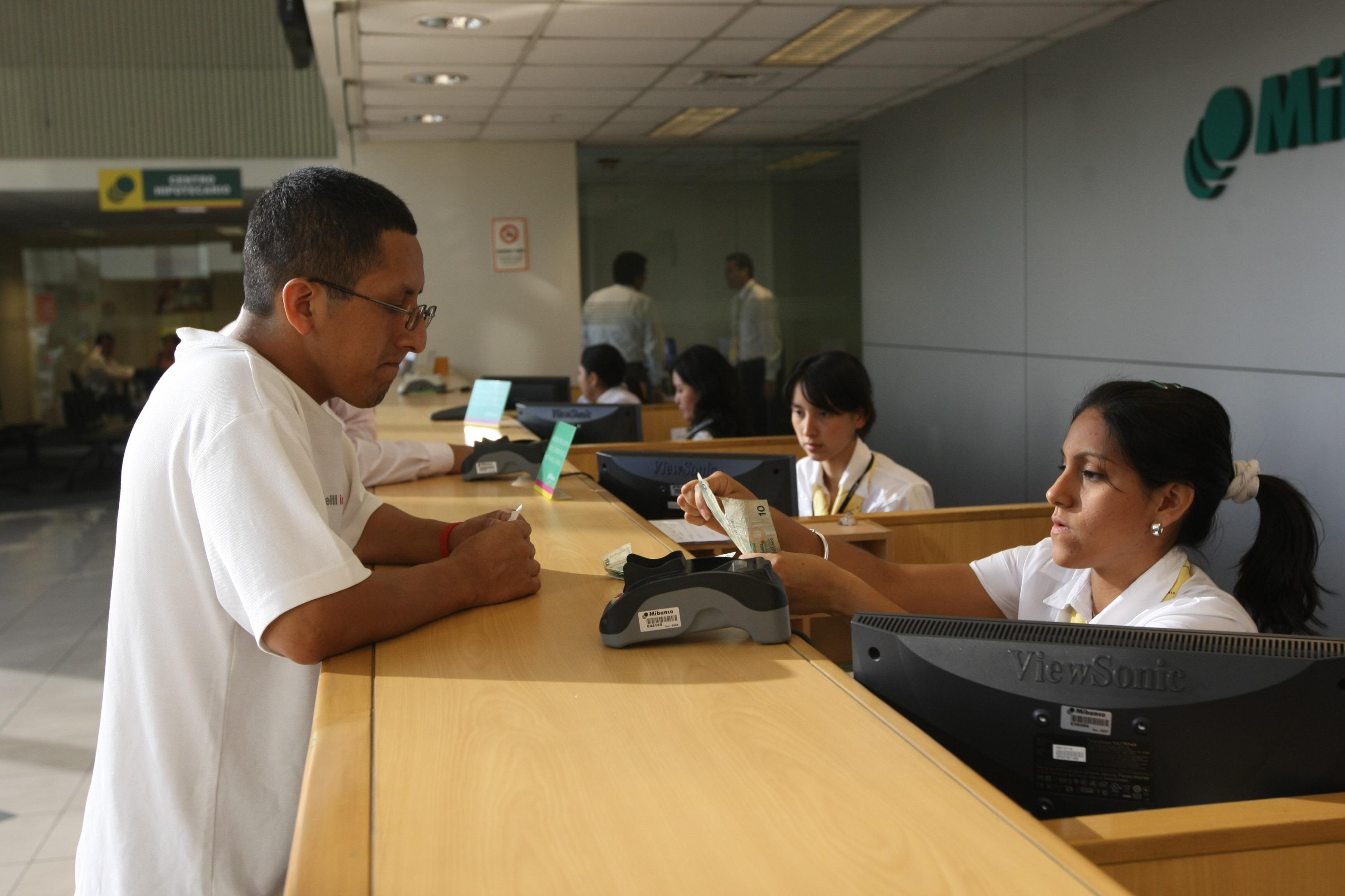 BANCOS, MIBANCO, PERSONAS EN VENTANILLA. HORIZONTAL.