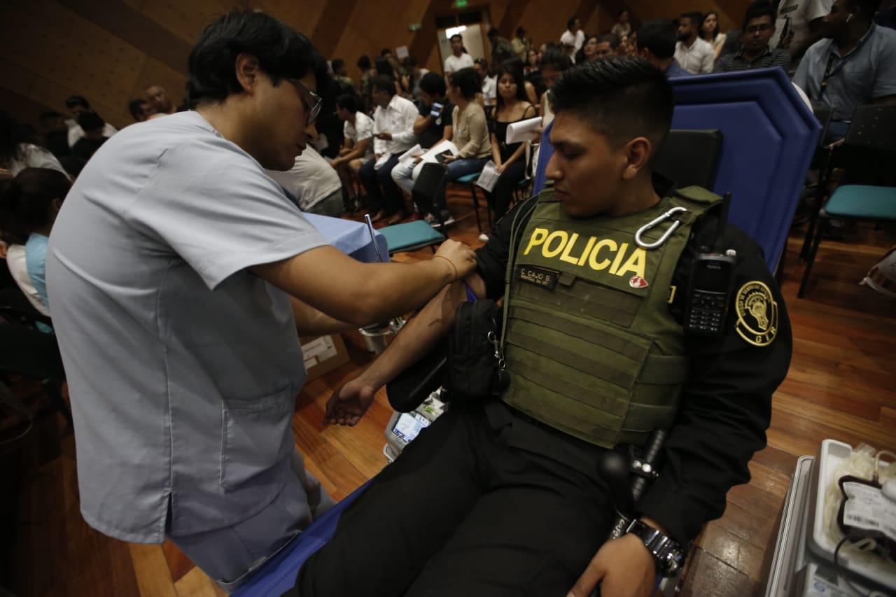 Largas colas para donar sangre en el instituto Nacional de salud del niño en San Borja y salida de la ministra de salud. Fotos : Mario Zapata Nieto /GEC