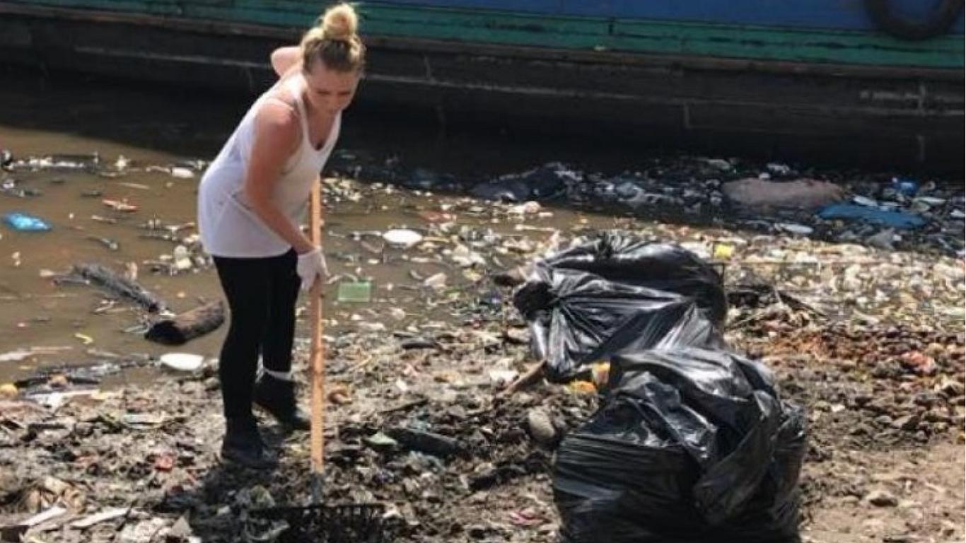Migraciones niega que turista que limpia río en Iquitos vaya a ser expulsada 