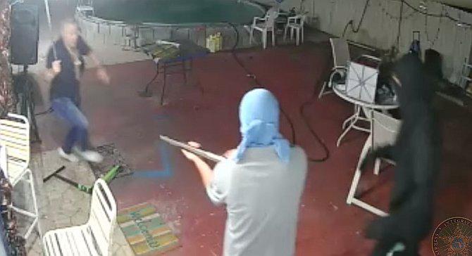 YouTube: Intentaron asaltarlo en su casa, pero dueño los persigue con un machete (VIDEO)