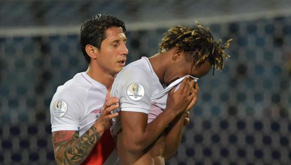 El delantero peruano vio la tarjeta roja en el segundo tiempo del Perú vs. Paraguay y se perderá el siguiente partido de la selección peruana en la Copa América 2021. (Foto: AFP)