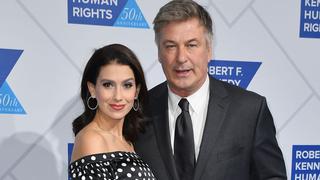 Esposa de Alec Baldwin confiesa que la muerte de la fotógrafa Halyna Hutchins “atormenta” al actor