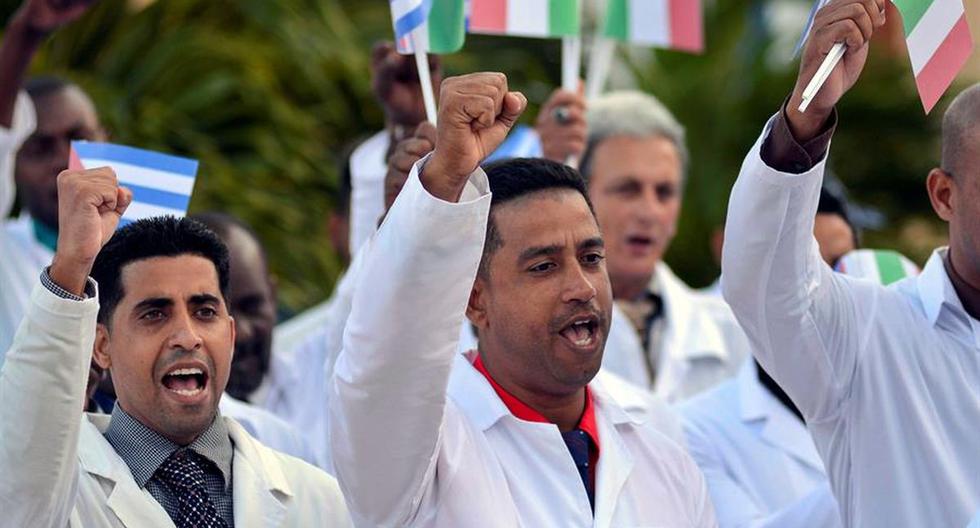 Integrantes de la brigada médica Henry Reeve, que brindará apoyo a Italia ante la crisis generada por el COVID-19, reaccionan, en la Unidad Central de Cooperación Médica (UCCM), en La Habana, Cuba. (EFE).