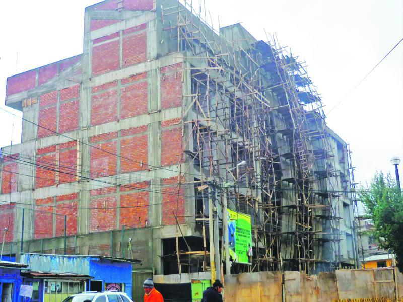 Por falta de pago paralizan obra  de GOREPA