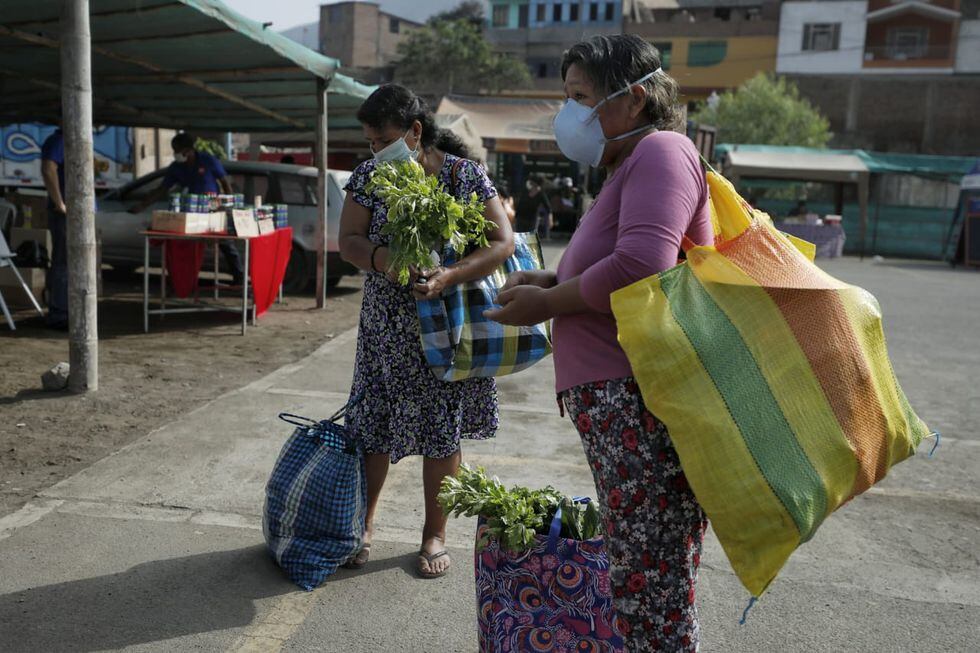 Mujeres pueden salir hoy a realizar compras de primera necesidad. (Foto: Miguel Yovera/GEC)