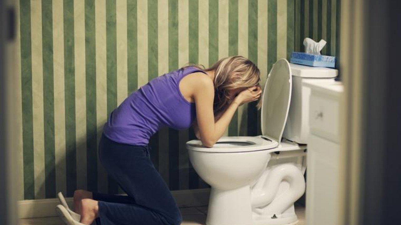 ¿Por qué uno vomita después de beber mucho alcohol? 