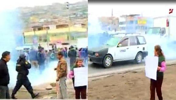 Policía lanza bomba lacrimógena en medio de la Panamericana Sur cuando pasaban vehículos (VIDEO)